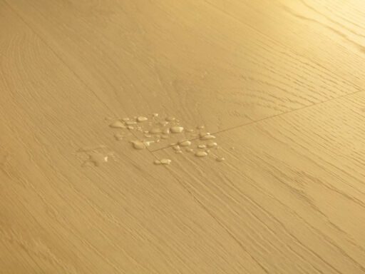 QuickStep CLASSIC Biscuit Brown Oak Natural Laminate Flooring, 8mm  thumb 4