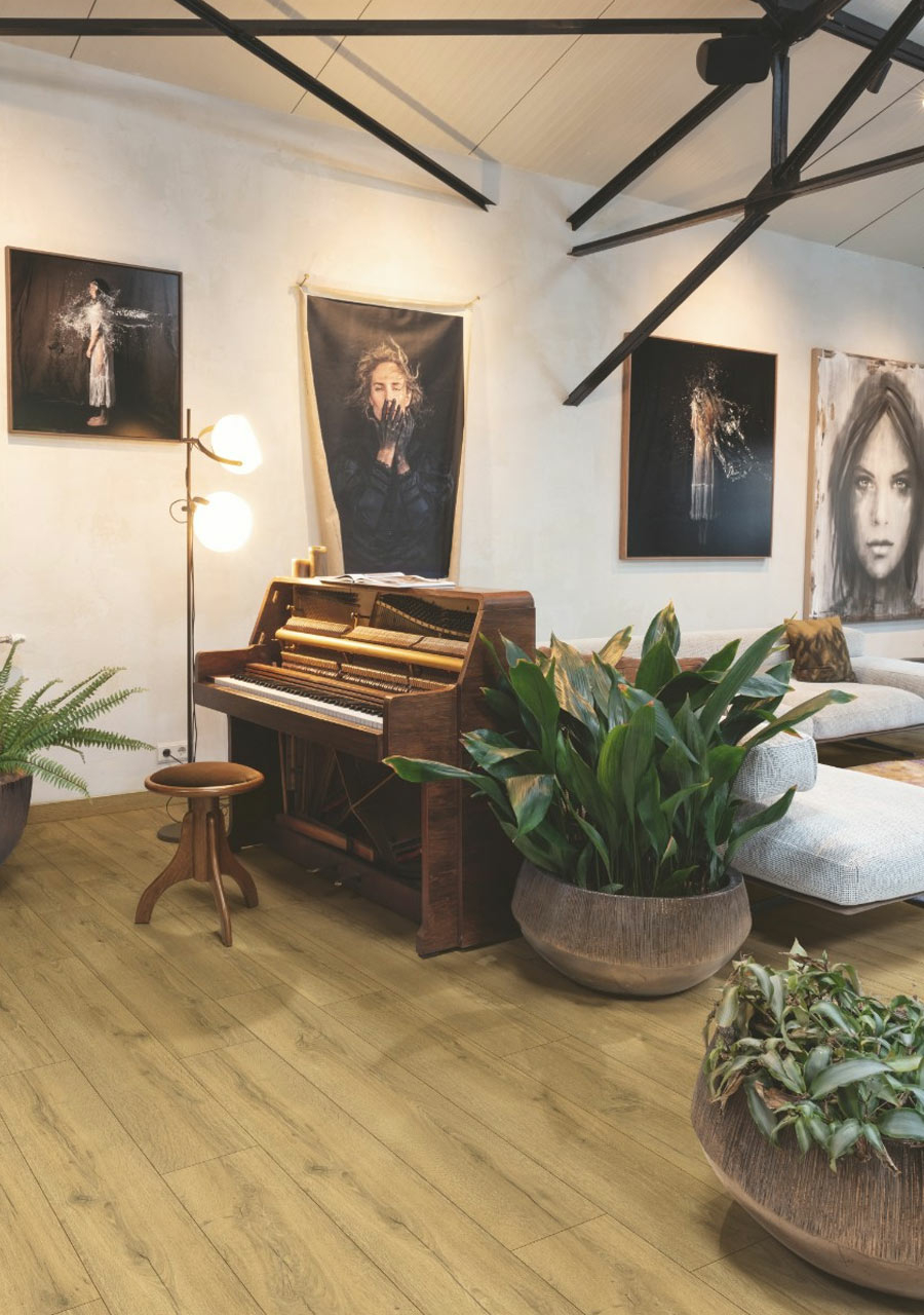 QuickStep CLASSIC Honey Brown Oak Laminate Flooring, 8mm Image 1